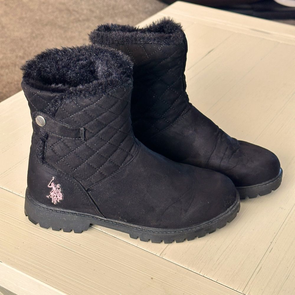 Black quilted faux suede winter slip on boots snap closure fur lined Size 7